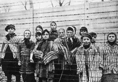 Niños presos en Auschwitz, en una foto tomada en invierno de 1945 por el fotógrafo soviético Alexander Vorontsov.