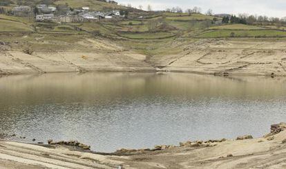 El embalse de Chandrexa de Queixa, en el Macizo Central ourensano, está a apenas un 30% de su capacidad.