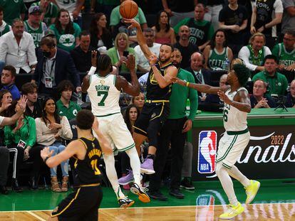 Stephen Curry, al centro, durante el cuarto partido de la final de la NBA, en Boston.