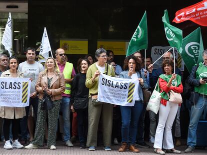 Varias personas se manifiestan frente a la sede de Función Pública el 25 de mayo.