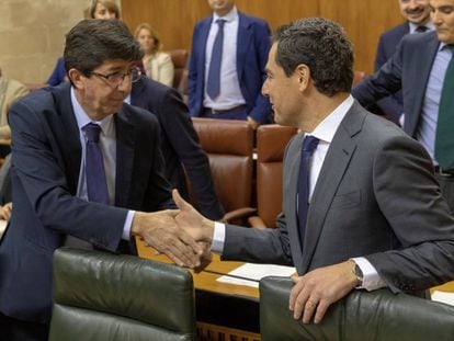 El vicepresidente de la Junta, Juan Marín, saluda al presidente, Juan Manuel Moreno, en el Parlamento de Andalucía.