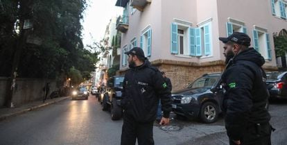 Seguridad privada en los alrededores de una casa supuestamente propiedad de Carlos Ghosn en Beirut. 