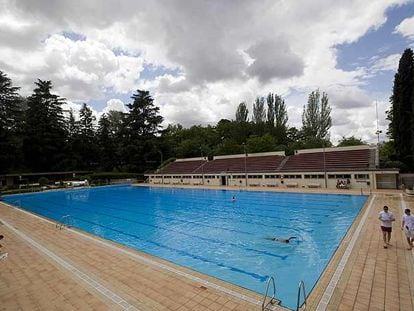 La piscina principal de la Casa de Campo, prácticamente vacía por el mal tiempo antes de la crisis del coronavirus.