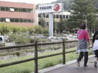 Dos mujeres caminan junto a la factor&iacute;a de la empresa Fagor en la localidad guipuzcoana de Mondrag&oacute;n. 