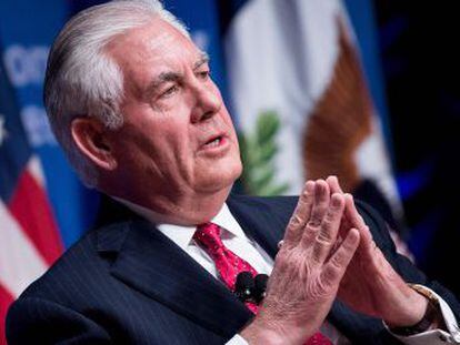 El secretario de Estado, Rex Tillerson, trata de restañar las heridas abiertas por Trump en su relación con la UE