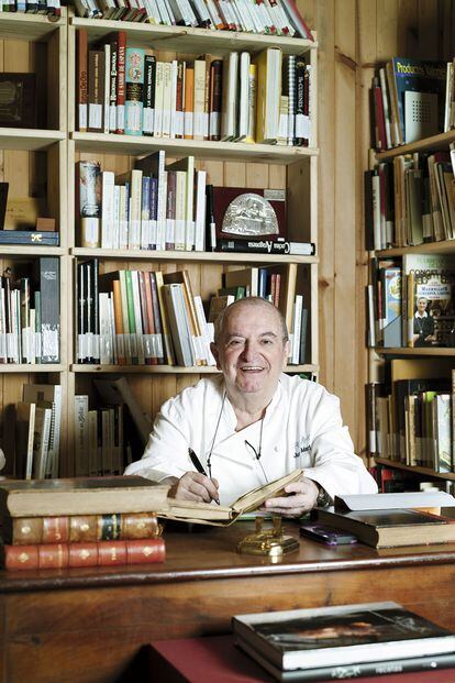 Juan Mari Arzak. El gran maestro vasco de los fogones mantiene en su restaurante Arzak tres estrellas Michelin desde 1989. Aparte de sus platos, las otras creaciones de las que se siente orgulloso son sus bibliotecas. «Tengo una de historia y literatura, pero mi favorita es la gastronómica. La comencé en los años 60 y me gusta visitarla de vez en cuando», explica. «Tengo un amigo que vende libros antiguos y me avisa cuando ve algún recetario interesante, pero también me compro muchos en los viajes». Si piensa con el corazón, su favorito es el de su amigo y chef Pedro Subijana, «me hizo mucha ilusión cuando lo publicó». Las estanterías de su casa hablan de la personalidad del chef, pues son abiertas y generosas. «Cuando un cocinero me pregunta por algo y sé que la respuesta está en un libro que tengo, se lo presto para que lo consulte». Su última sorpresa ha sido «una maravillosa edición del fotógrafo Sergio Coimbra», con la que ganó en 2012 el premio al Mejor Libro de Fotografía de Cocina del Mundo.