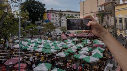 Bares y restaurantes llenos en una de las plazas del centro un fin de semana en la ciudad de Río de Janeiro.