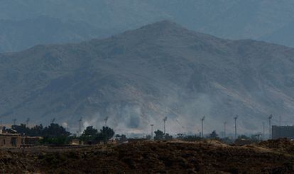 Columnas de humo sobre la base estadounidense de Bagram, en Afganistán.