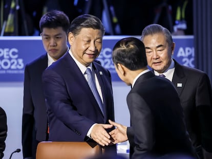 El presidente chino, Xi Jinping, saluda al presidente indonesio, Joko Widodo, en la cumbre de la APEC en San Francisco, el pasado día 17.