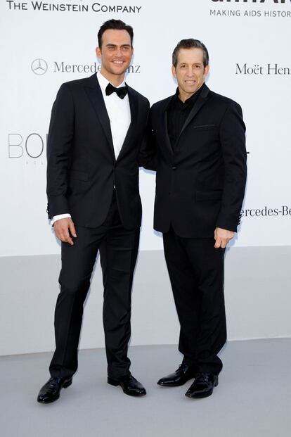 El diseñador Kenneth Cole es el presidente de amfAR, una organización que recauda fondos entre el mundo de la moda y las celebrities para luchar contra el sida. Lo hace celebrando exclusivas galas como ésta donde el precio por asistente ronda los 2.500 euros. Le acompaña Cheyenne Jackson.