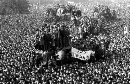 Cientos de personas se manifiestan contra el régimen de Nicolae Ceaucescu en Rumanía, frente a la sede del Partido Comunista, el 22 de diciembre de 1989, durante un mitin del dictador. 