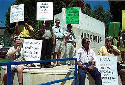 Manifestación de vecinos ante los Juzgados de Marbella contra la corrupción, en agosto.