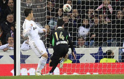 Ronaldo marca el primer gol del Madrid ante la mirada de Álvaro.