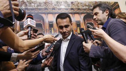 El líder del Movimiento Cinco Estrellas, Luigi Di Maio, este miércoles rodeado de periodistas en la Cámara de los Diputados, en Roma.