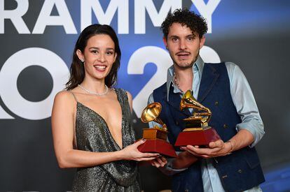 Catalina García y Santiago Prieto, del grupo colombiano Monsieur Periné, posan con su premio al Mejor Álbum de Música Alternativa.
