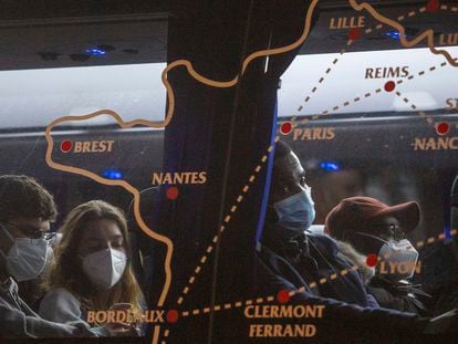 Un maliense se embarca en la estación de Irún en un autobús con destino a Burdeos, el pasado 11 de marzo.