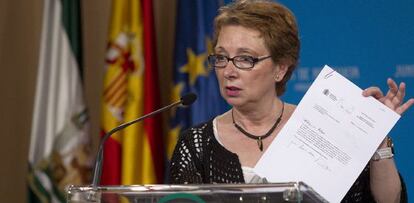 Carmen Martínez Aguayo muestra un documento del Gobierno durante su comparecencia.