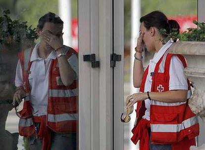 Una psicóloga de Cruz Roja, ayer en el hotel Auditórium, donde atiende a los familiares de las víctimas del accidente aéreo.