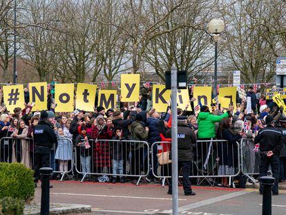 Manifestantes contra Carlos III esperaban al monarca británico, este jueves, en la localidad de Milton Keynes.