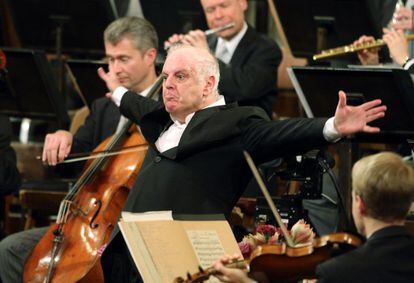 Barenboim, reconocido activista por la paz entre israelíes y palestinos, ya dirigió el concierto en 2009. Con el de este año, la Filarmónica ha reconocido el cuarto de siglo que el maestro lleva colaborando con la orquesta.