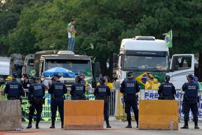 La policía bloquea la entrada al Supremo Tribunal Federal durante una protesta de los partidarios de Bolsonaro realizada el 8 de septiembre.
