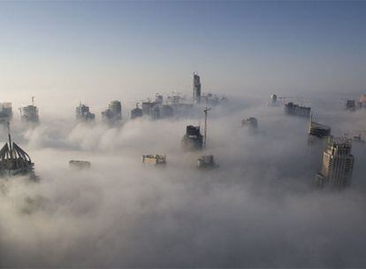 La niebla casi tapa los edificios de Dubai en una mañana de noviembre del año 2007.