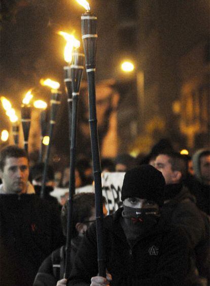 Jóvenes portan antorchas durante la marcha antifascista