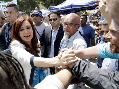 Cristina Fernández de Kirchner saluda a sus seguidores a la salida de los tribunales federales de Buenos Aires.