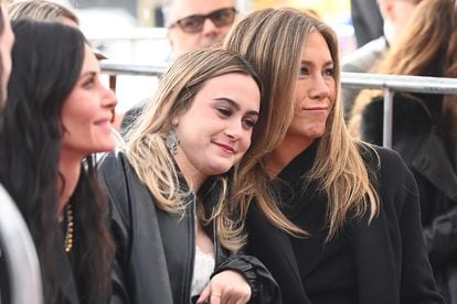 Jennifer Aniston es la madrina de la joven. En la imagen, presenciando juntas la ceremonia de inauguración de la estrella en el Paseo de la Fama de su madre.