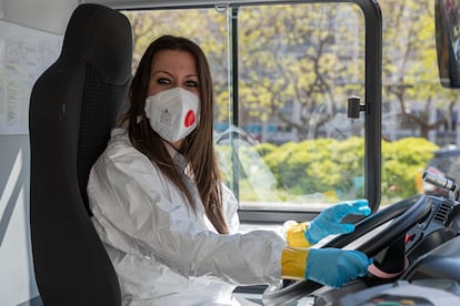 La conductora de TMB Rosa María lirola transporta a pacientes de Covid-19 al Hotel Melià para pasar la cuarentena.