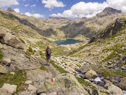 Una senderista en los Ibones Azules, en el valle de Tena (Huesca).