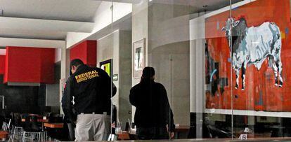 Un policía mexicano, en el hotel donde fue secuestrado el grupo Delorean.