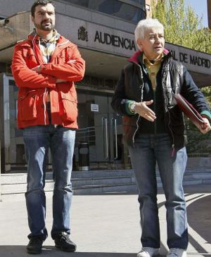 Boti Rodrigo, de la FELGTB, y Raúl García, de COGAM, esta mañana en la Fiscalía de Madrid.