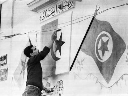 Un miembro del Frente de Liberación Nacional argelino pinta una bandera sobre la pared en 1962, a las puertas del referéndum de autodeterminación del país norteafricano.