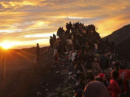 Los devotos hindúes y los visitantes se dirigen a la cima del Monte Bromo al amanecer durante el festival de Yadnya Kasada en Probolinggo, en Java, Inndonesia.