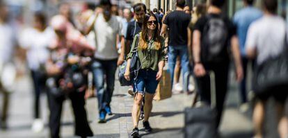 Una mujer camina en la Gran Vía madrileña.