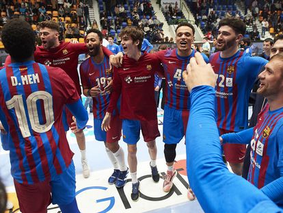 Pablo Urdangarín, en el centro, celebra con sus compañeros del Barça el título de la Liga Asobal en Pamplona.