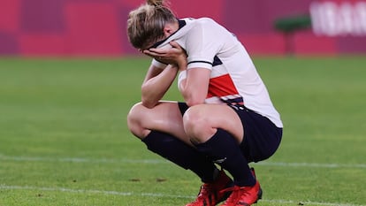 Britain's Ellen White was devastated after being expelled by Australia in overtime. 