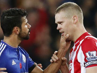 Diego Costa agarra del cuello a Shawcross.