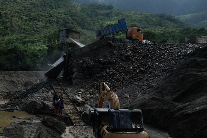 A Almanza, de Plagbol, le preocupan especialmente las mujeres barranquilleras, quienes manipulan el mercurio, elemento que se usa para separar el oro de las piedras ."Son un grupo vulnerable porque son mujeres en etapa fértil. La toxicidad del mercurio puede hacer daño a sus hijos mientras están embarazadas. Es un grupo muy vulnerable y hay que trabajar mucho para evitarlo", afirma. En la imagen, máquinas moviendo tierra para la draga, en busca de vetas de oro, en la comunidad de Alacarani.

