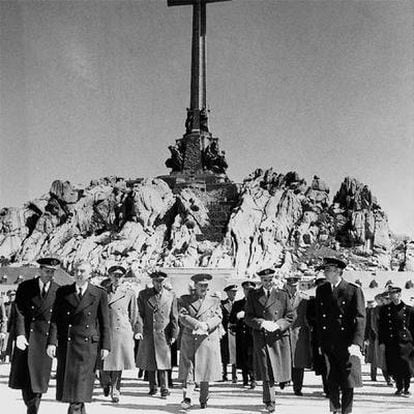 Francisco Franco, en el centro, el día de la inaguración del monumento y la basílica del Valle de los Caídos, el 1 de abril de 1959.