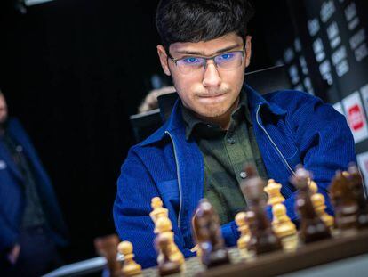 El iraní Alireza Firouzja se convirtió en gran maestro con 14 años. En la imagen, durante la penúltima ronda del Altibox Norway Chess, con el campeón mundial Magnus Carlsen al fondo.