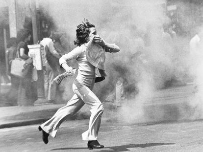 Una joven se tapa la boca para protegerse de los botes de humo lanzados por la policía en los incidentes producidos en la manifestación del Primero de Mayo en Madrid, en 1977. Esta manifestación no fue autorizada pese a que los sindicatos habían sido regularizados días antes.