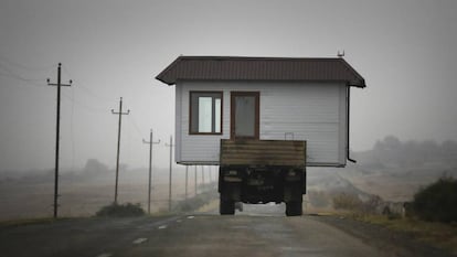 <b>Con la casa a cuestas en medio de la guerra</b>. Una imagen rocambolesca para una de las últimas guerras en el mundo. Una familia armenia se lleva su casa sobre un camión antes de que cobre efecto el alto el fuego en la región separatista de Nagorno Karabaj.
