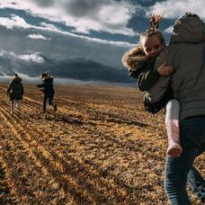 La familia García Arenas, una tarde de frío y viento en Villerías de Campos. David hijo lleva a Carmen y delante corren Samara y Tatiana hija.