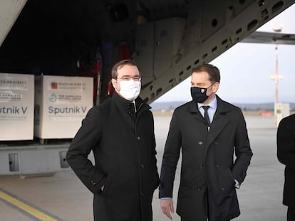 El ya ex primer ministro eslovaco Igor Matovic (derecha) y su ministro de Salud, Marek Krajci, el mes pasado en el aeropuerto de Kosice.