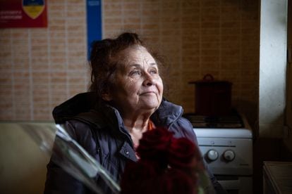 Elena Novikova, refugiada ucrania originaria de Cherkasy, en el centro de Ucrania, tiene 75 años y posa para una foto en Chisinau, la capital de Moldavia. Vive en un centro comunitario con otros refugiados ucranios (sobre todo, mujeres con sus hijos) y comunidades vulnerables. Duerme en una habitación llena de camas con otras personas. Para la fotografía, se sienta en la única cocina del centro, sosteniendo tres rosas rojas oscuras que luego le dará a Marina, una refugiada ucrania de Odesa que dirige el lugar. El 22 de febrero de 2022, Elena estaba en Moldavia por un viaje de negocios. Mientras estaba allí, comenzó el conflicto en Ucrania, no pudo regresar y tuvo que quedarse. Más de un año después, sigue allí. Lo ha perdido todo. La guerra hundió su negocio y la covid le arrebató a su marido. 