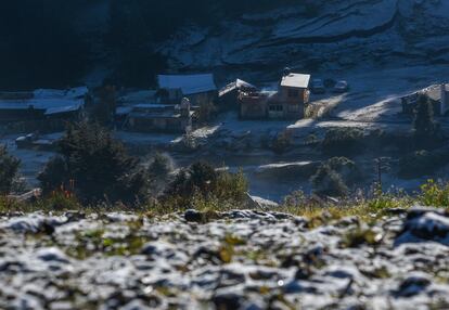 Casas en el poblado de La Joya, en las faldas del Nevado de Toluca (Estado de México) amanecieron bajo la nieve, este lunes.