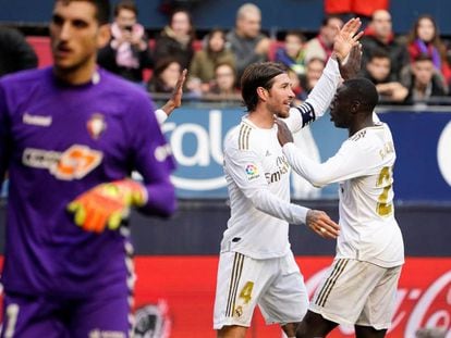 Ramos celebra con Mendy su gol ante Osasuna.