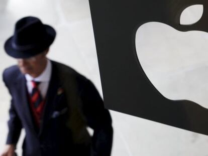 Un cliente, en una tienda Apple.